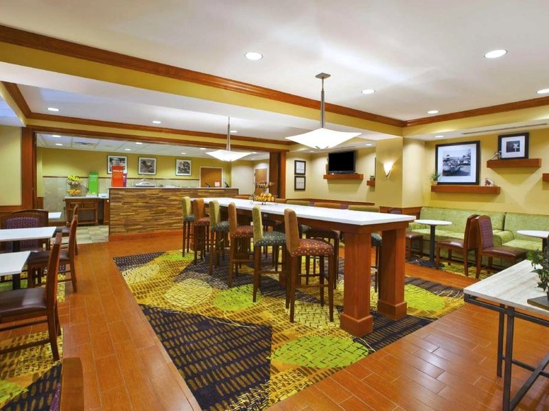 ハンプトン イン バイ ヒルトン コマース ノバイ (Hampton Inn by Hilton Commerce Novi)の写真