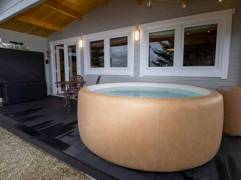 Luxury Log Cabin with Private Hot Tub & Sea Viewsの写真