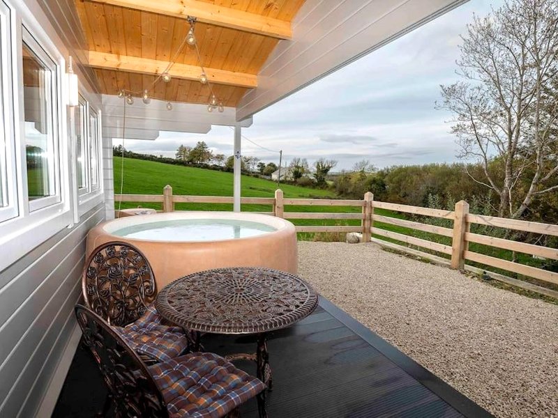 Luxury Log Cabin with Private Hot Tub & Sea Viewsの写真