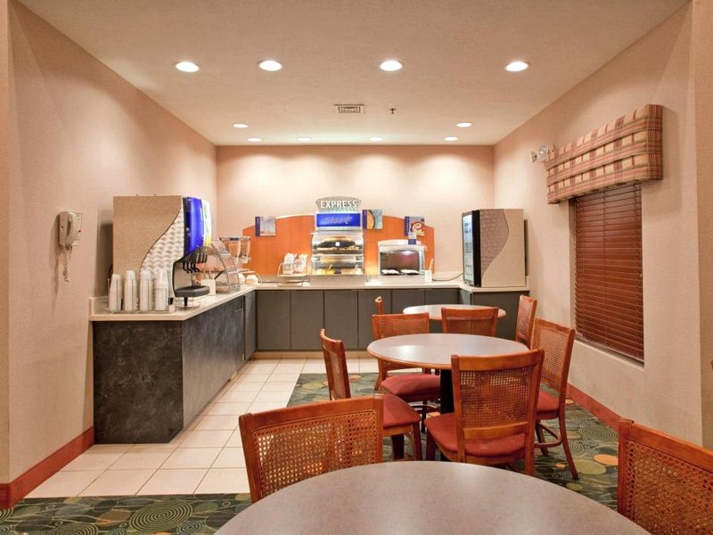 Holiday Inn Express & Suites Batesville By IHGの写真
