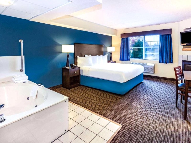 AmericInn by Wyndham Hotel and Suites Long Lakeの写真