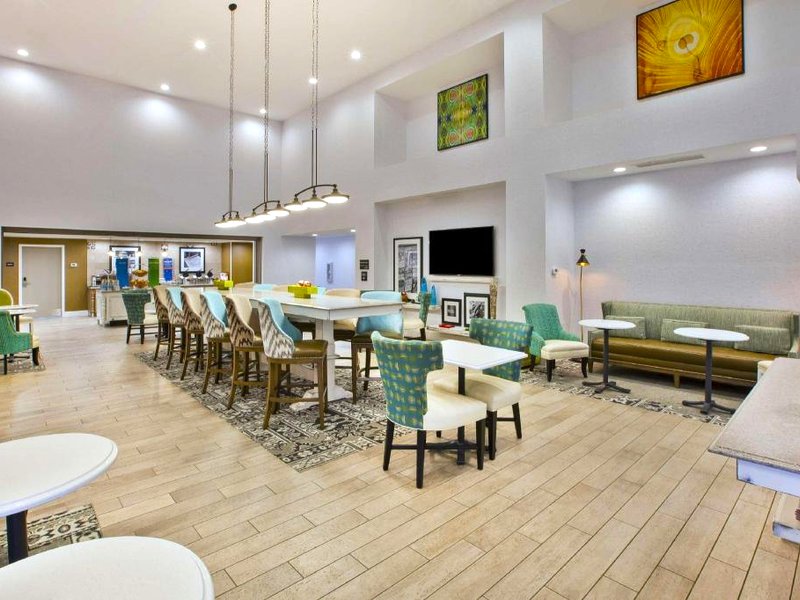 Hampton Inn & Suites Allianceの写真