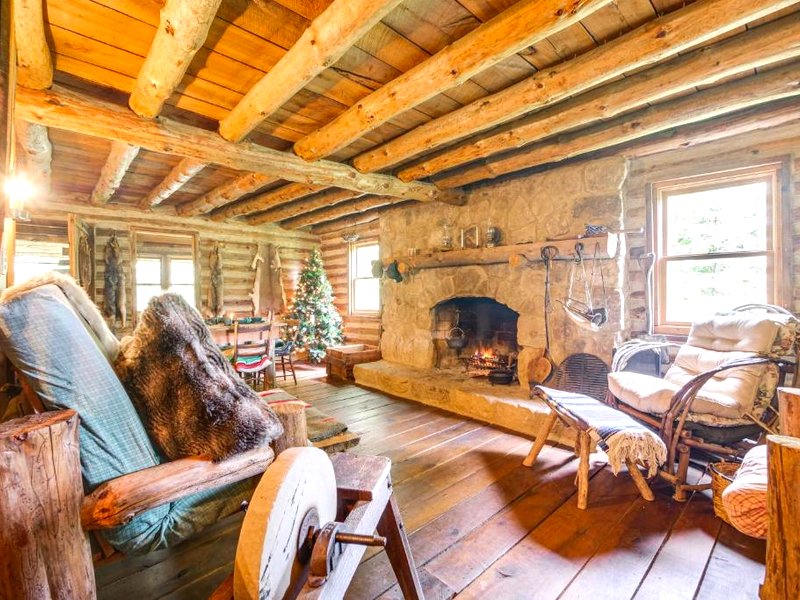 Handcrafted Log Cabin on 3 Acres 14 Mi to Cantonの写真
