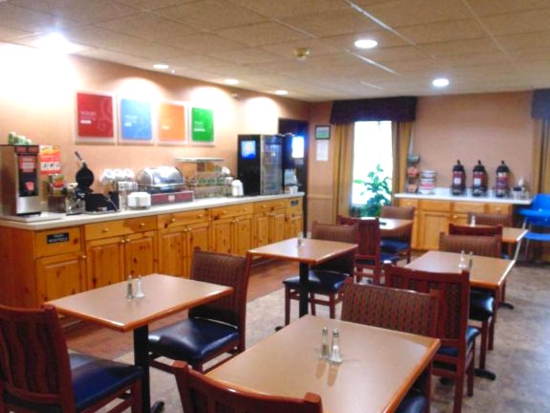 American Inn and Suites Houghton Lakeの写真