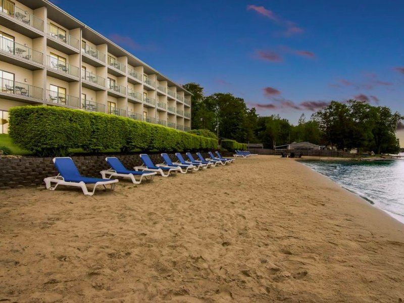 Beachfront Hotel Houghton Lakeの写真