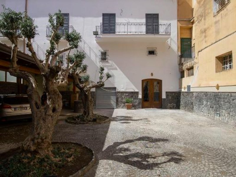 パラッツォ カラッチョロ デル ソーレ (Palazzo Caracciolo del Sole)の写真