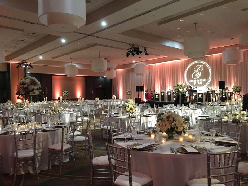 Embassy Suites by Hilton Chicago Napervilleの写真