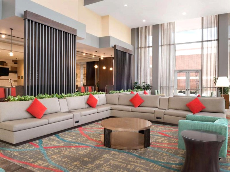 Embassy Suites by Hilton Chicago Napervilleの写真
