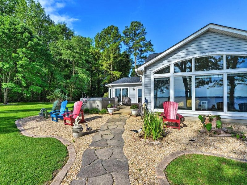 Bayfront Blounts Creek Home Private Beach and Dock!の写真