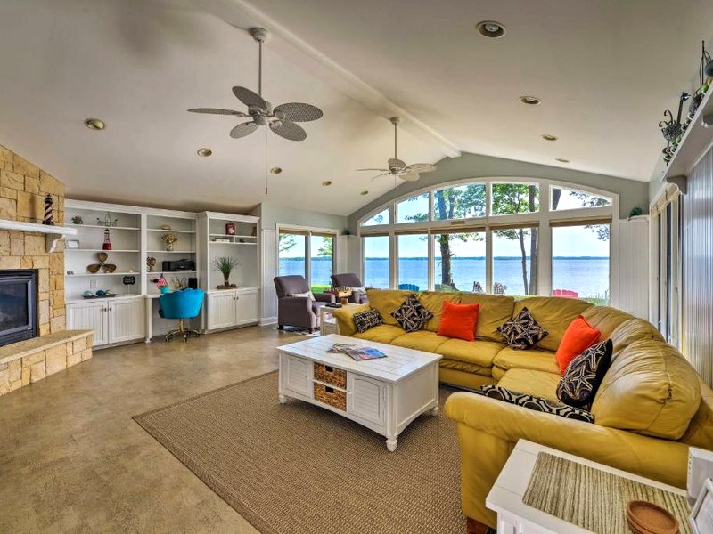 Bayfront Blounts Creek Home Private Beach and Dock!の写真