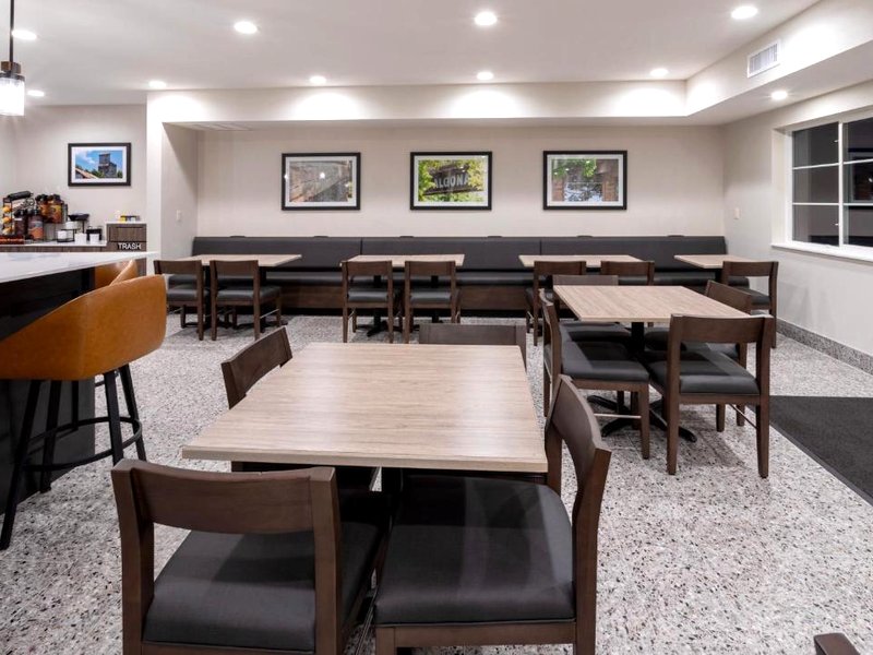 GrandStay Hotel & Suites Johnston-Des Moines, IAの写真