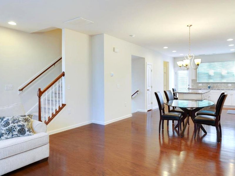 Delightful Pet Friendly Home In Great Location! townhouseの写真