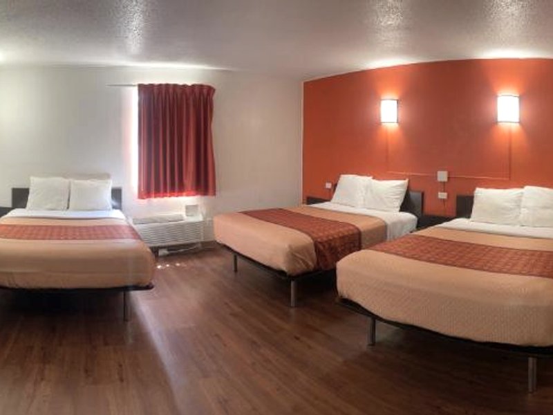Regal 8 Inn & Suitesの写真