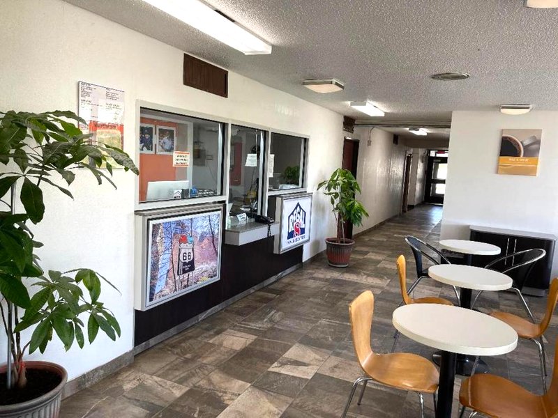 Regal 8 Inn & Suitesの写真