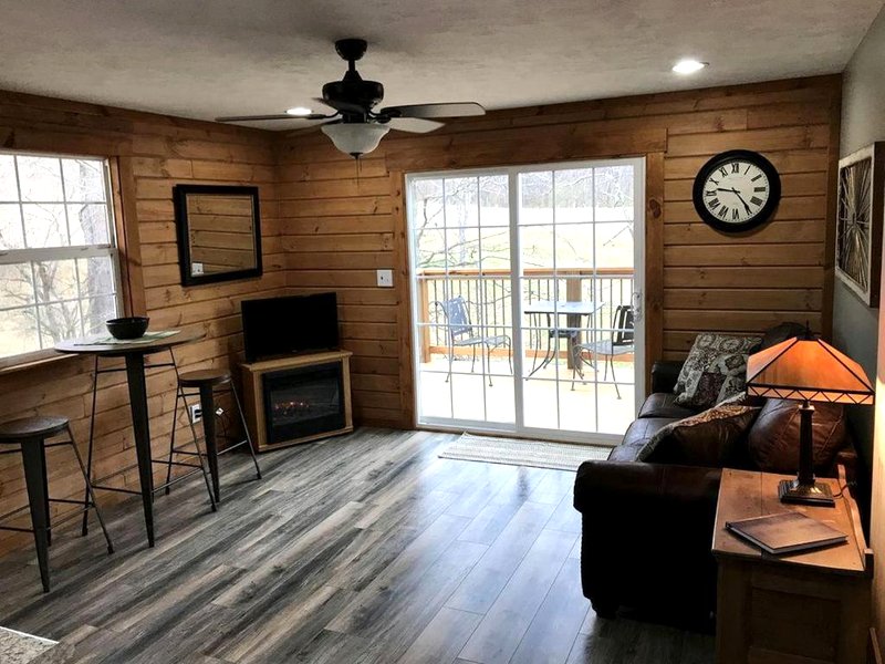 Peaceful Cabin Getaway Overlooking a Winery in Weston, West Virginiaの写真