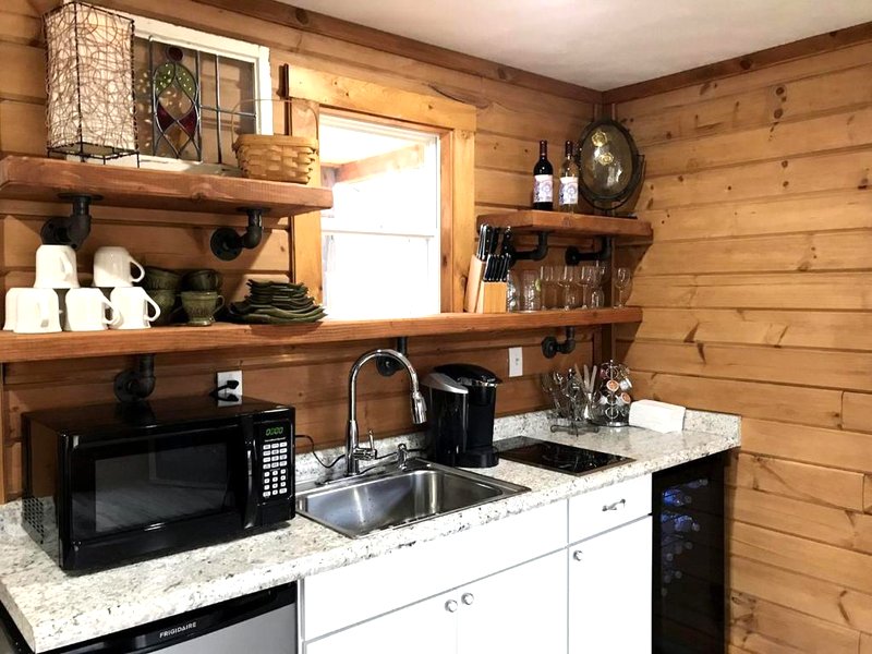 Peaceful Cabin Getaway Overlooking a Winery in Weston, West Virginiaの写真