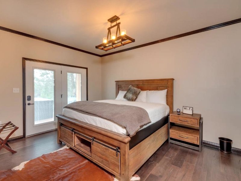 Tranquility Lake Getaway with Hot Tub on 27 Acres!の写真