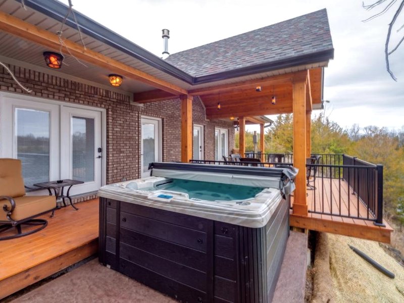 Tranquility Lake Getaway with Hot Tub on 27 Acres!の写真