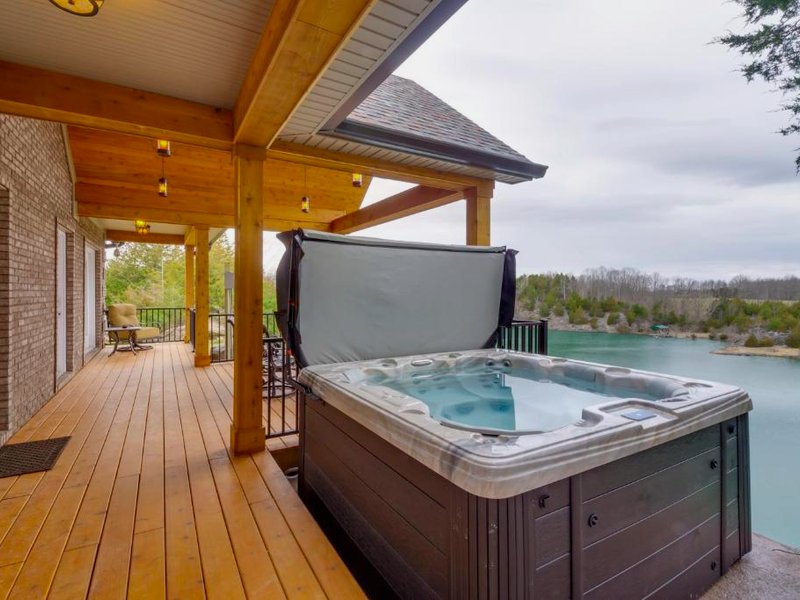 Tranquility Lake Getaway with Hot Tub on 27 Acres!の写真