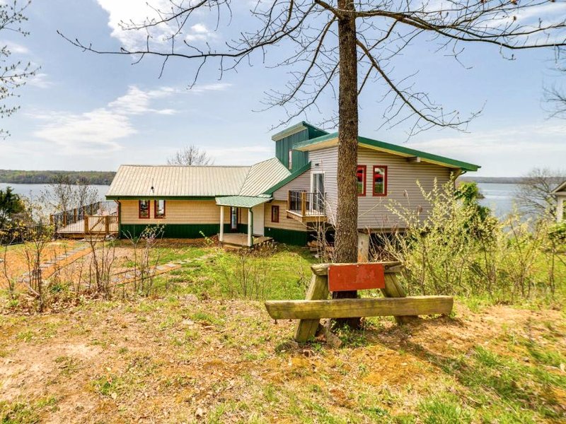 Deck with Lake Barkley Views Spacious Family Home!の写真