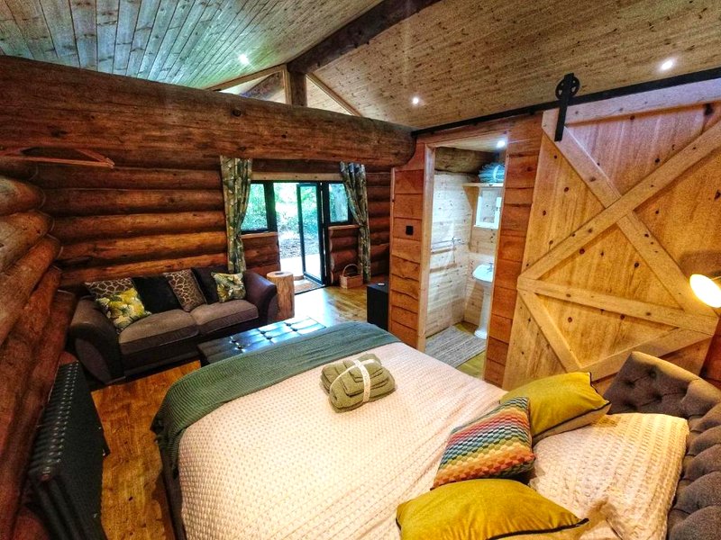 Secluded Hand Crafted Log Cabinの写真