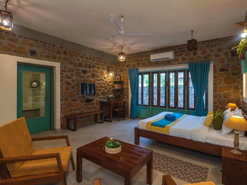 SaffronStays Lake House Bouganvillea, Nashik - rustic pool villa with great lake views and patio dinの写真