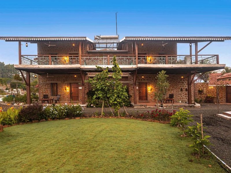 SaffronStays Lake House Bouganvillea, Nashik - rustic pool villa with great lake views and patio dinの写真