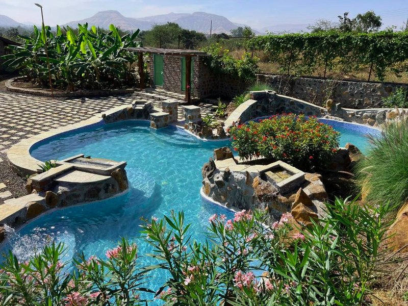 SaffronStays Lake House Bouganvillea, Nashik - rustic pool villa with great lake views and patio dinの写真