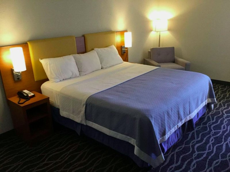 Days Inn & Suites by Wyndham Cincinnati Northの写真