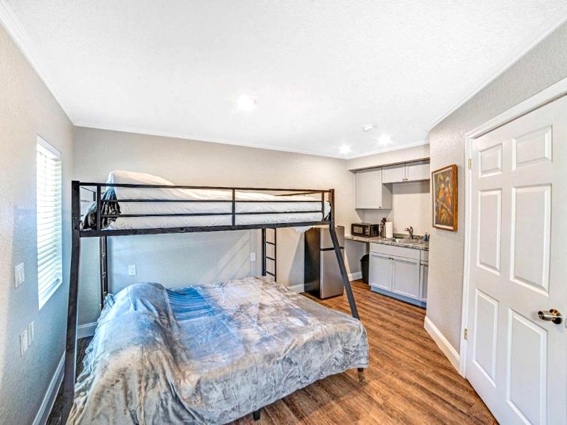 Sunny Studio Sleeps 4 Near Crystal Riverの写真