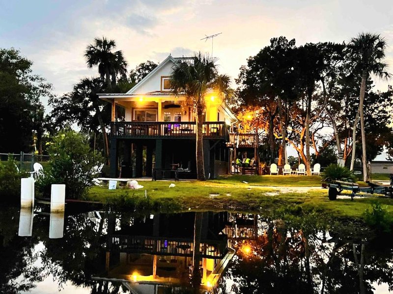 Stilted 2BR canal home, full kitchen, yard, pets!の写真