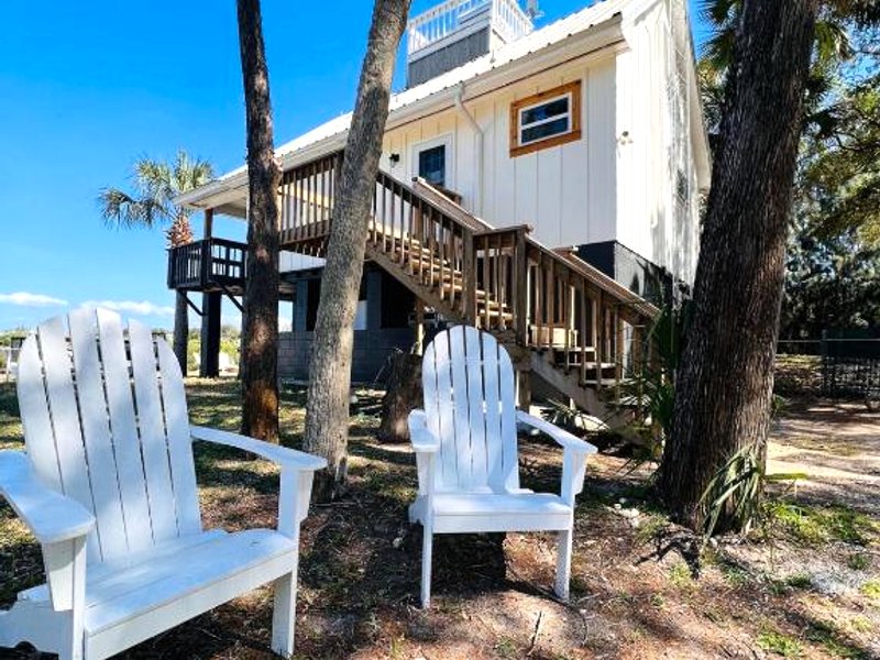 Stilted 2BR canal home, full kitchen, yard, pets!の写真