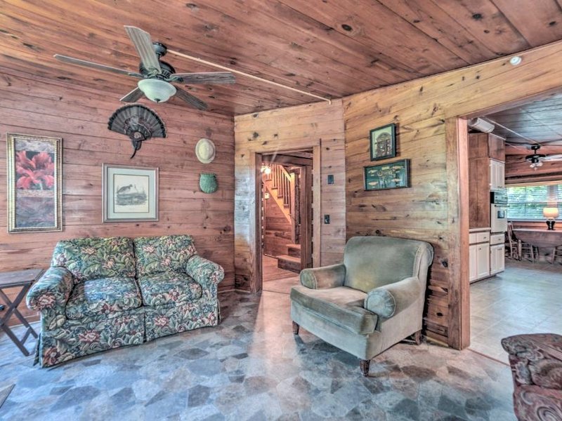 Rustic Dover Retreat with Porch - Walk to Boat Ramp!の写真