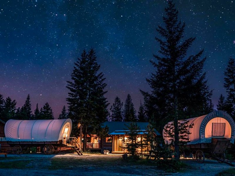 Unique Conestoga Glamping Wagon with King Bed & Private Bath | Bonners Ferry, Idaho Retreatの写真