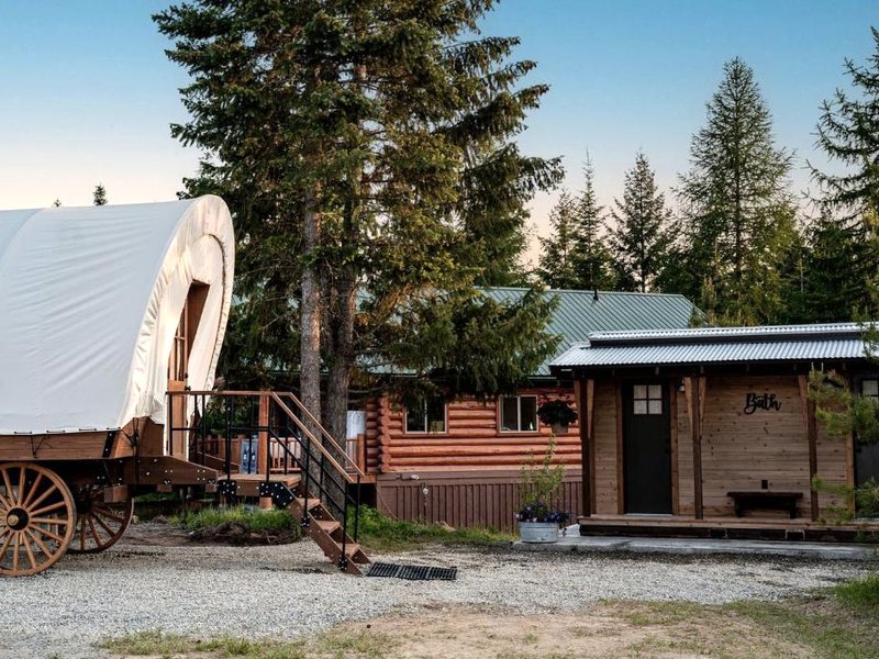 Unique Conestoga Glamping Wagon with King Bed & Private Bath | Bonners Ferry, Idaho Retreatの写真
