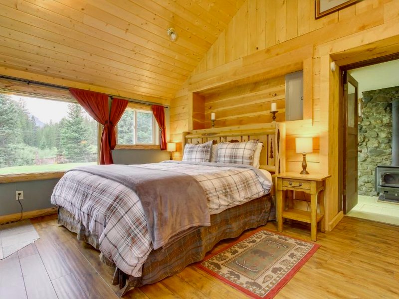 Creekside Silver Gate Getaway with Fireplace!の写真