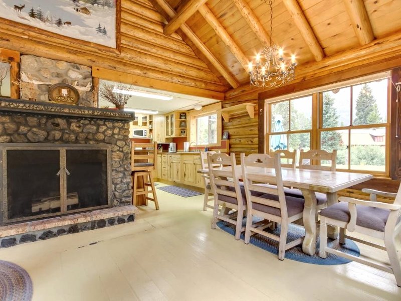 Creekside Silver Gate Getaway with Fireplace!の写真