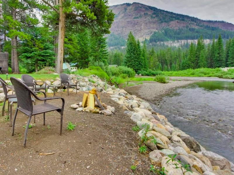 Creekside Silver Gate Getaway with Fireplace!の写真