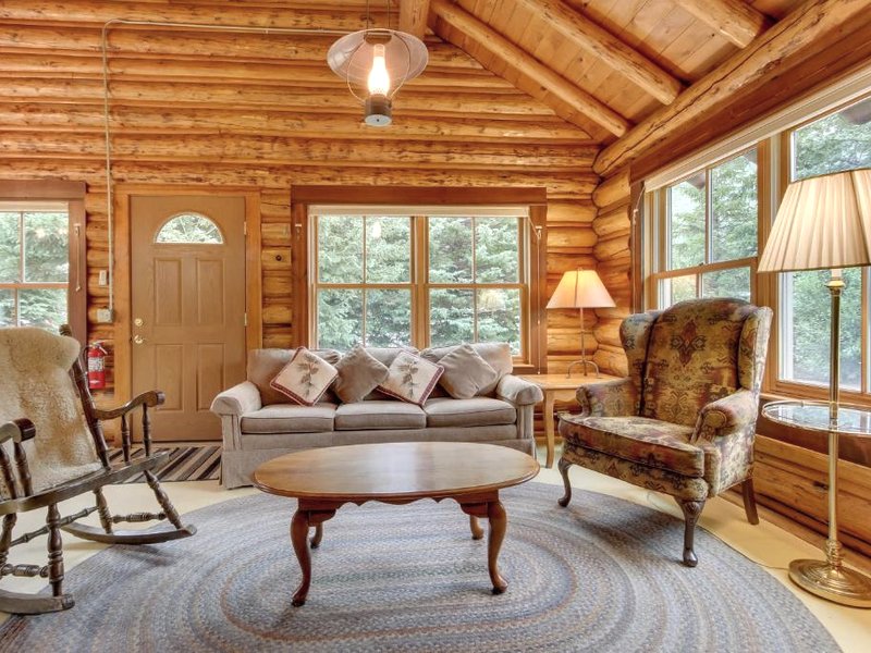 Creekside Silver Gate Getaway with Fireplace!の写真