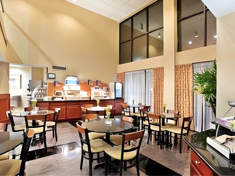 Holiday Inn Express Hotel & Suites Lawrenceville By IHGの写真