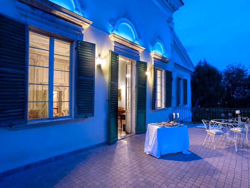 B&B in an 1800s Frescoed Villa with Panoramic Solarium and Historic Park - Villa Mastrangeloの写真