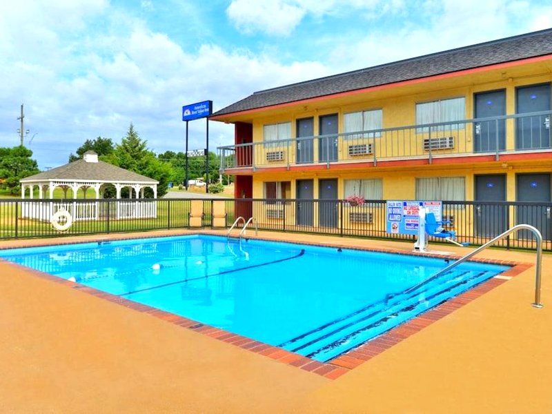 Castle Inn & Suites By OYO Chickashaの写真