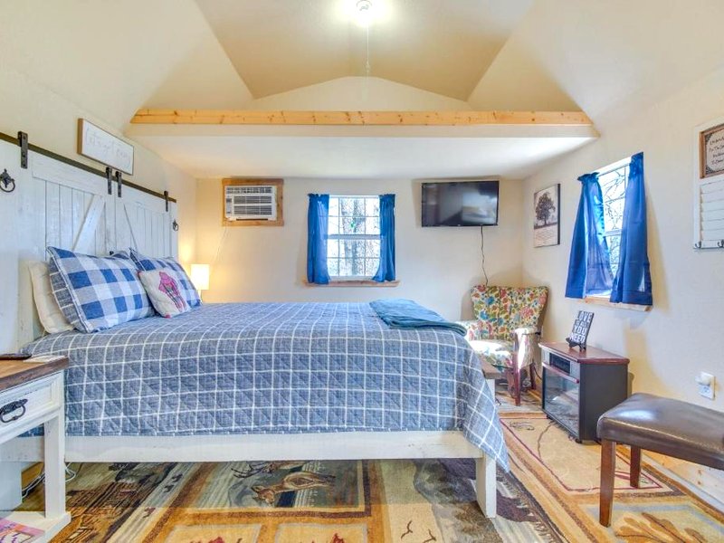 Countryside Tiny Home in Cameron about 5 Mi to Poteau!の写真
