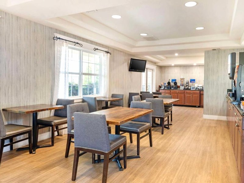 Best Western Cedar Inn & Suitesの写真