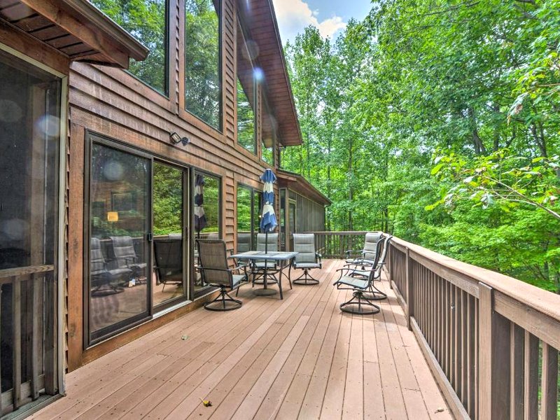 Idyllic Mtn Retreat with Hot Tub Near Shenandoah NP!の写真