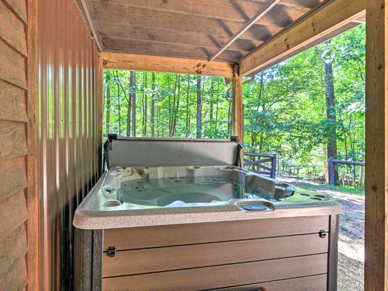 Idyllic Mtn Retreat with Hot Tub Near Shenandoah NP!の写真