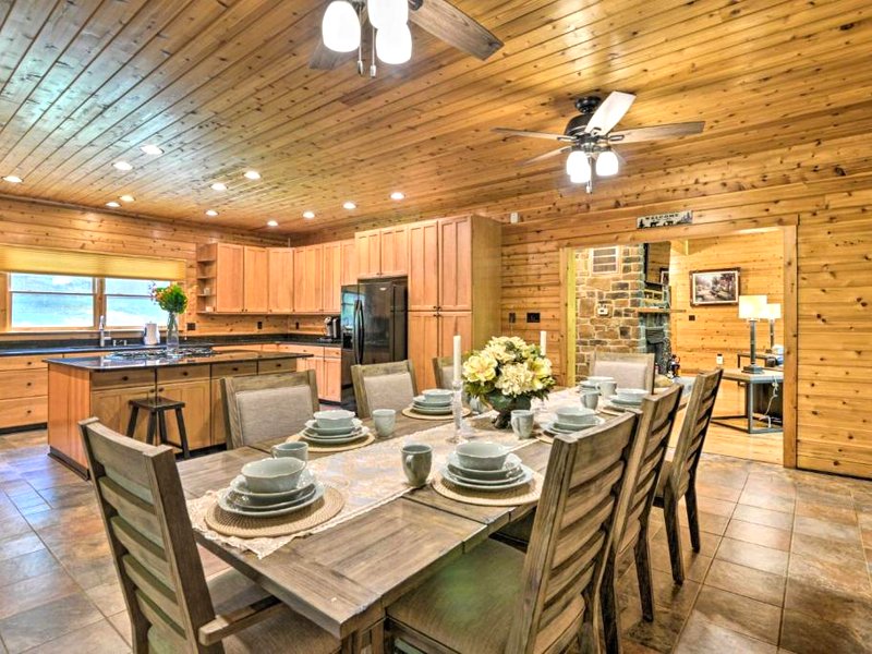 Idyllic Mtn Retreat with Hot Tub Near Shenandoah NP!の写真