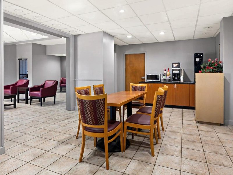 Red Roof Inn & Suites Monroe, NCの写真