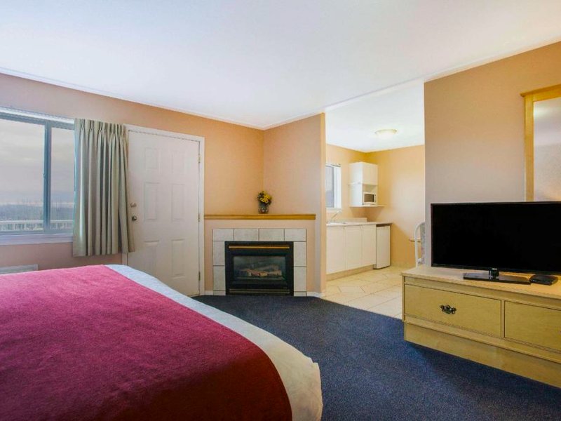 Ramada by Wyndham 100 Mile Houseの写真