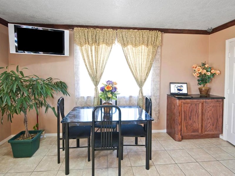 アメリカズ ベスト バリュー イン&スイーツ ヘンプステッド プレーリー ビュー  (Americas Best Value Inn & Suites Hempstead Prairie View)の写真